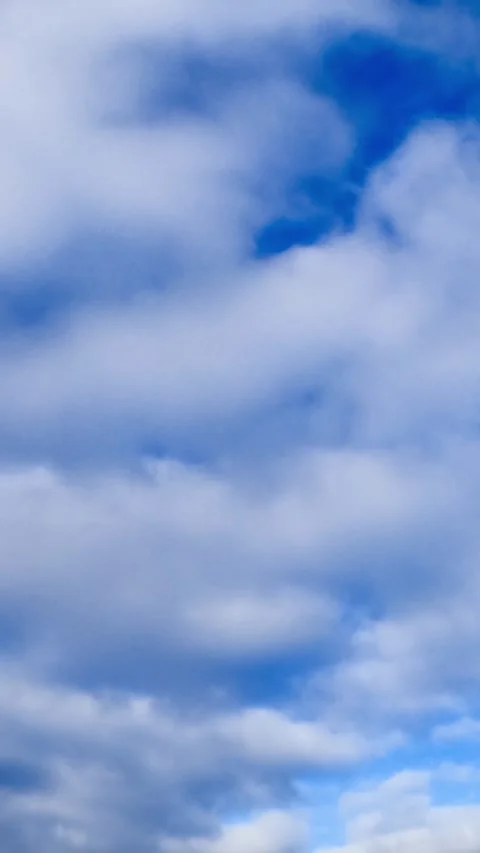 Clouds accumulating in the atmosphere. Low angle view on the rain cloudscape 库存影片 333472732