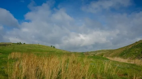Clouds among the hills quickly flying. 動画素材 77572493