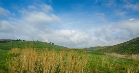 Clouds among the hills quickly flying.  thunderstorm front 動画素材 105025552