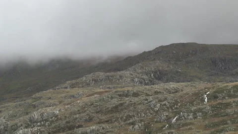 Clouds and bands of sunlight traverse a Welsh peak Vidéo 141519285
