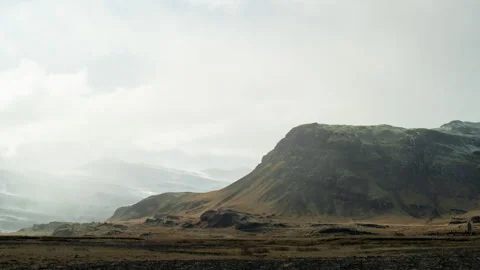 Clouds and blowing snow over mountain in Iceland timelapse Vídeos de archivo 348026341