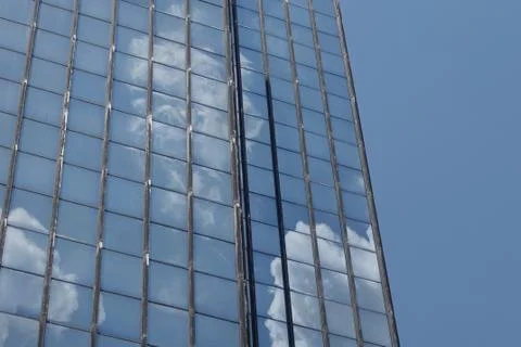 Clouds and blue sky reflected on glass building Stock-Fotos
