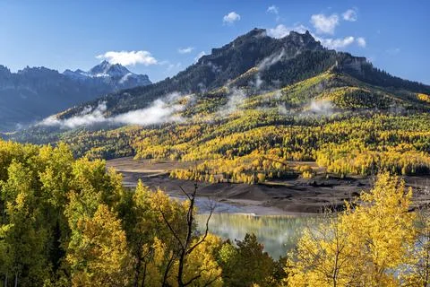 Clouds and Fall Foliage above Silverjack Reservoir Foto stock