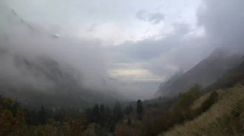 Clouds and Fog Float on the Mountain and Recede into Valley Below 2 Timelapse Vidéo 331624