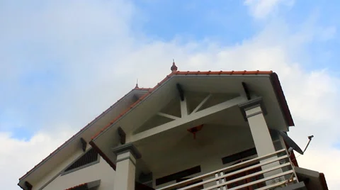 Clouds and house Vídeo Stock 44926982