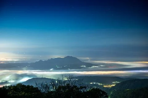 Clouds and mist drift over the city, and the colorful glaze light shines. Foto stock
