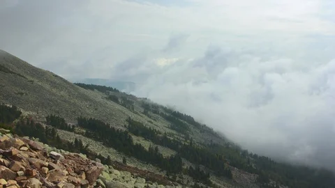 Clouds and the Mountains Timelapse Vídeo Stock 114892799