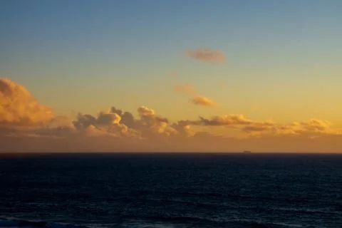 Clouds and Ocean During a Warm California Sunset Foto stock