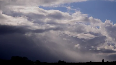 Clouds and rain coming in over the coast UK 4k Видео 102619719