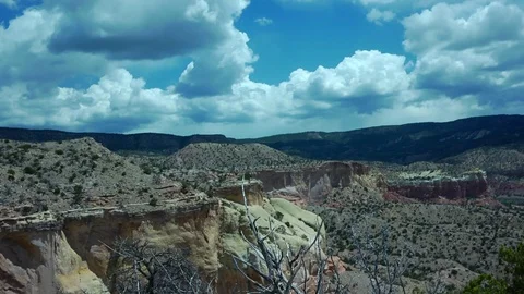 Clouds and shadows over desert cliffs Vídeo Stock 102016299