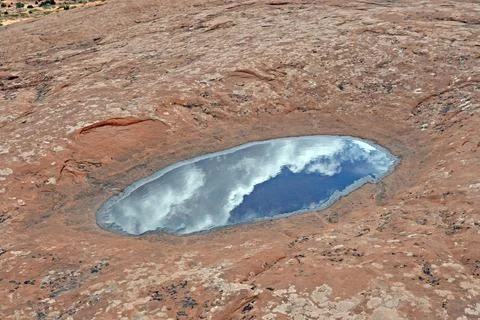 Clouds and Sky Reflected in a Desert Pool Stockfoto's
