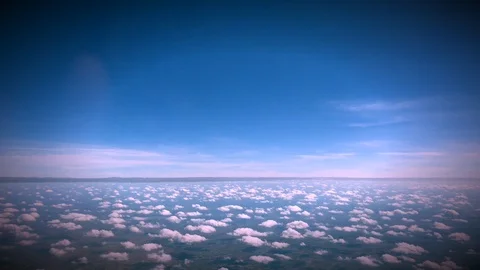 Clouds and sky view on airplane form window Vidéo 89133611