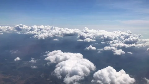 Clouds and sky view on airplane form window 库存影片 89133636
