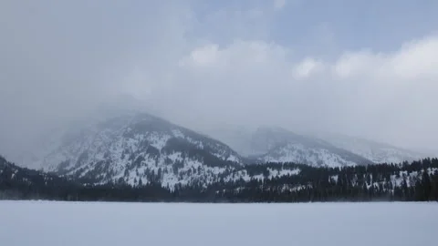 Clouds and snow blowing over high mountains in western Wyoming. shoot in 4k 스톡 동영상 311089545