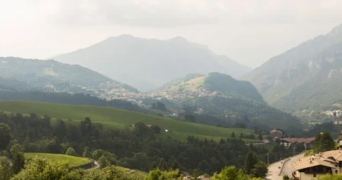 Clouds and sunlight on an alpine valley, Italy Vídeo Stock 115158721