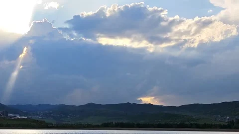 Clouds and water reflecting the sky Vidéo 310310265