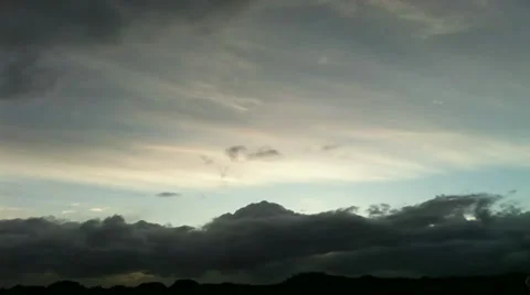 Clouds Approaching Stockbeeldmateriaal 32348495