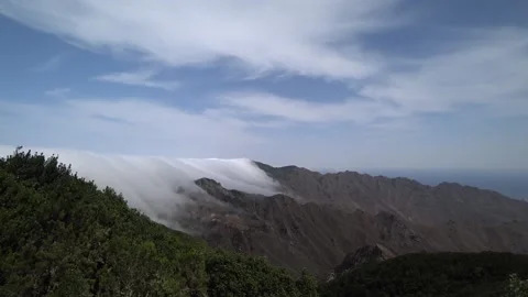 Clouds are falling on the Tenerife island. 库存影片 130860112