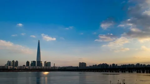Clouds are flowing over the Han River, Seoul city center. time lapse. Vidéo 145889578