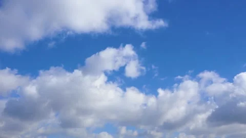 Clouds are flying across the blue sky. Timelapse Vídeo Stock 332159608