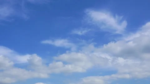 Clouds are flying across the sky. Timelapse Video stock 345678094