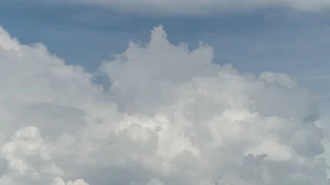 The clouds are moving fast in the sky. Vídeos de archivo 155700462