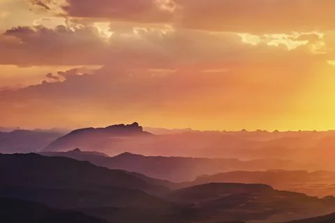 The clouds are multicolored, thunderous bizarre shapes against the blue sky Foto stock