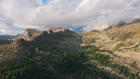 Clouds are passing over the ergaki nature park mountain range Vídeo Stock 300897310