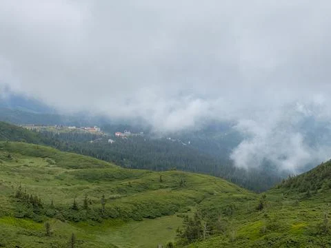 Clouds are rolling through after the rain in the Carpathian Mountains in Ukra Foto stock