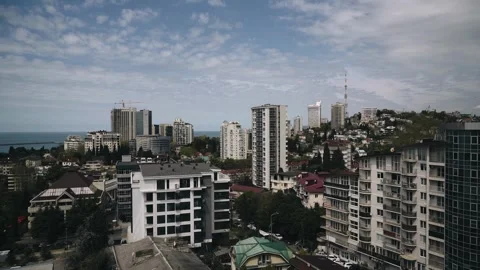 Clouds are rushing over the seaside town. Timelapse shooting near a coastal town Vídeo Stock 334388557