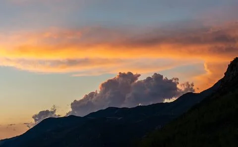 Clouds behind the mountain at sunset Foto stock