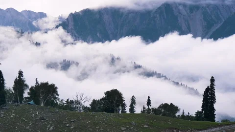 Clouds between the mountains Vídeo Stock 127596595