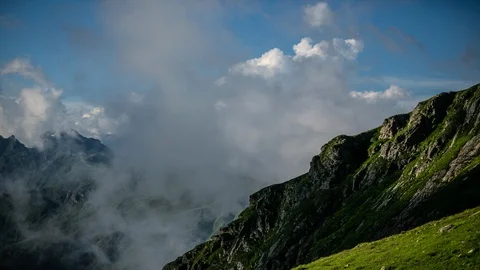 Clouds biloving over the great mountain range 库存影片 91630368