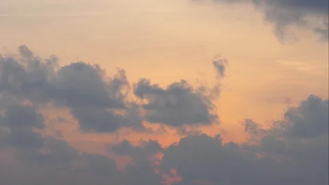 Clouds of black rain that are tense in the evening.Time Lapse Vídeo Stock 106696799