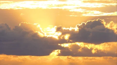 Clouds of black rain that are tense in the evening.Time Lapse Vidéo 107595952