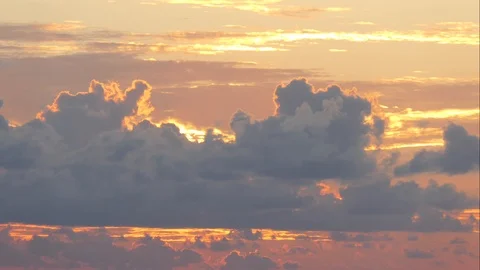 Clouds of black rain that are tense in the evening.Time Lapse Vídeo Stock 107595978