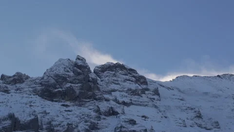 Clouds blowing of a Mountain Peak Vídeo Stock 153325675