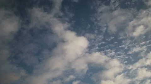 Clouds on blue sky real-time 動画素材 10685124