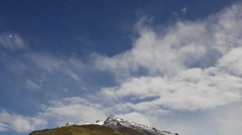 Clouds clearing across mountaintop 库存影片 32677689