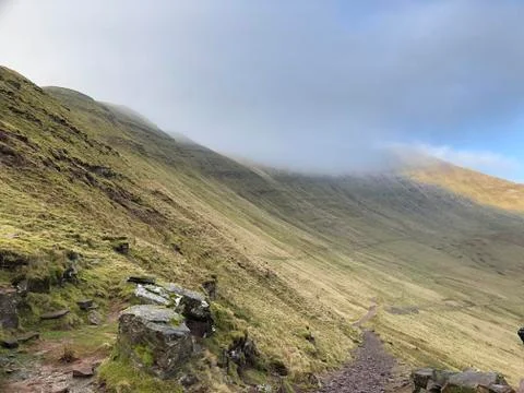 Clouds Coming Over Hill Foto stock