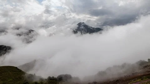 Clouds cover the mountain valley timelapse 库存影片 89754960