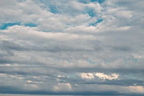 Clouds cover sky during daylight. Different layers show colors ranging from g Foto stock