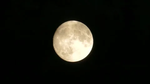 The clouds covering the moon slowly flow by, the moon and moving clouds at .. Vídeo Stock 255909084