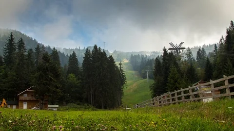 Clouds Covering The Mountain Stockbeeldmateriaal 86228087