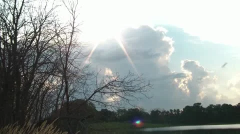 Clouds Covering Sun at Lake Vidéo 12576400