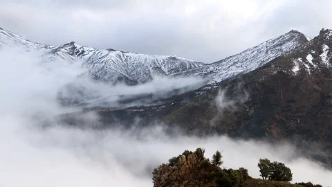 Clouds crossing a mountains timelaps Stock Footage 129637085