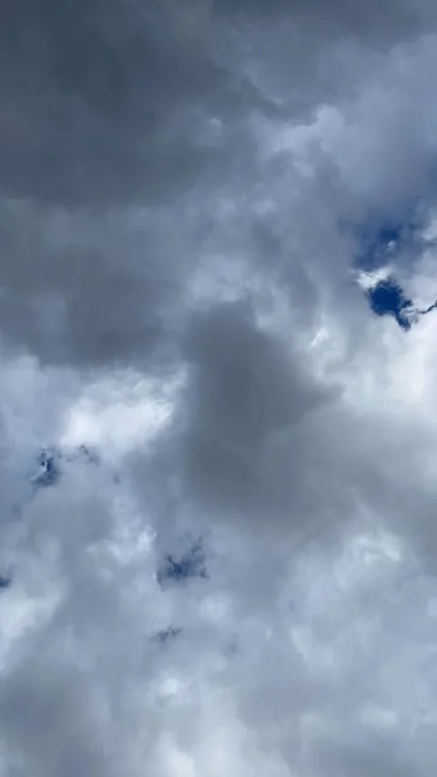 Clouds dancing time lapse in a blue sky Video stock 270773789