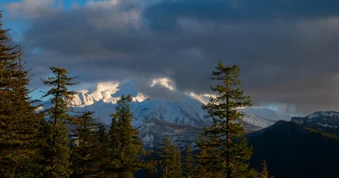 Clouds descend engulfing Mt. Jefferson obscuring the season’s first snow Stock Footage 124716112
