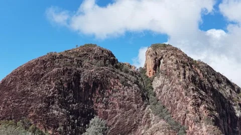 Clouds Drift Over Split Rock in Warrumbungle National Park 库存影片 314029460