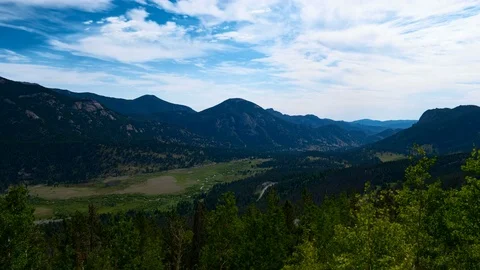 Clouds Drift over the Valley of Rocky Mountain National Park Vidéo 77404084